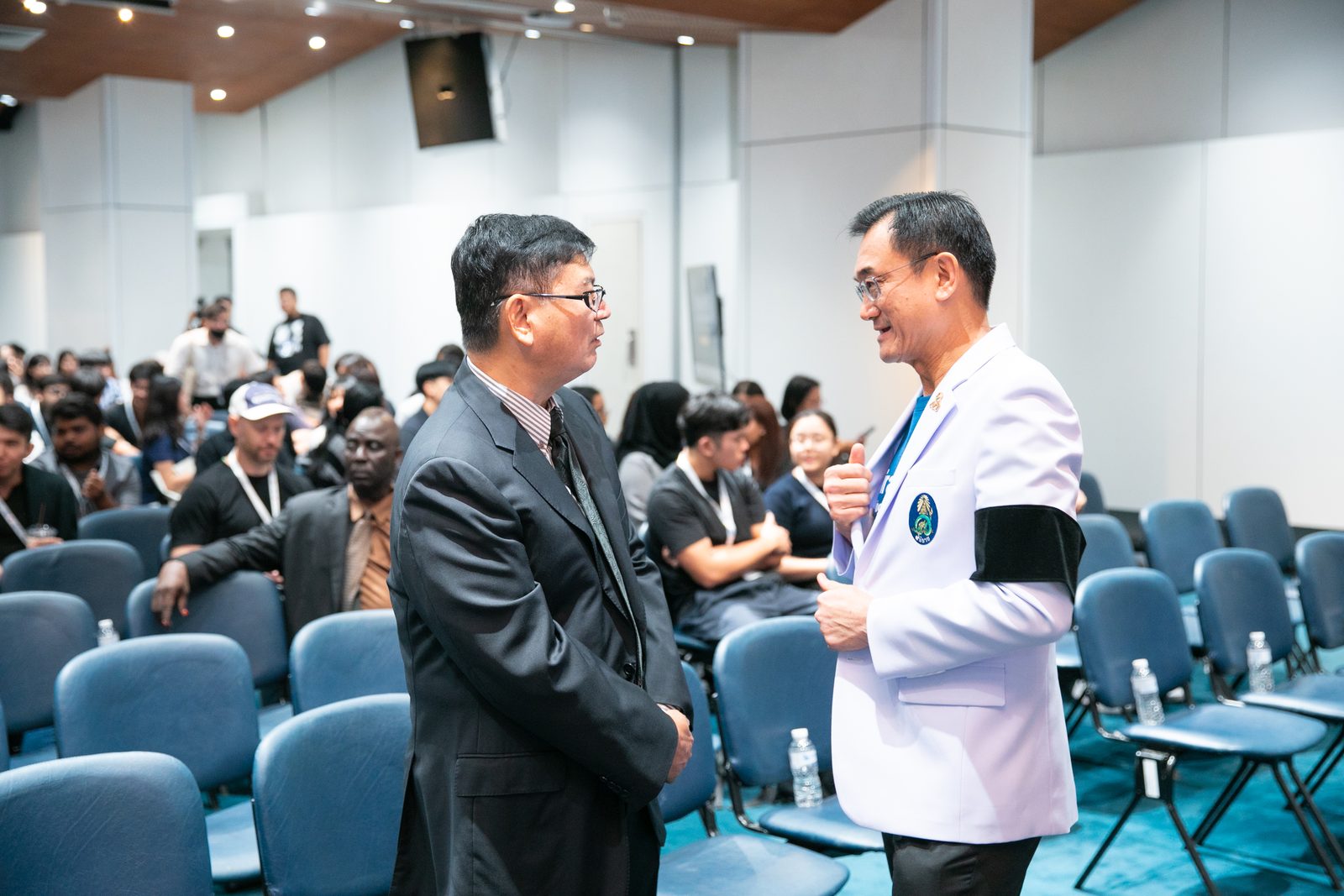 Two people talking in the hall